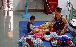 Bé trai 'ói sạch cơm' khi kiểm tra bỉm cho em