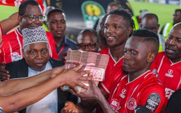 Bộ trưởng vác bao tiền ra sân thưởng nóng ở CFA Champions League