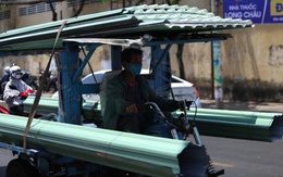 Ớn lạnh xe ba gác chở sắt thép, tôn dài ngoằng chạy trên đường TP.HCM