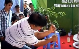 Nghệ nhân làm gãy cây kiểng 2 lần khi hướng dẫn cách uốn