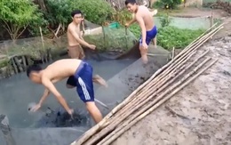 Chàng trai 'tàng hình' khi ngã cắm đầu vào vũng nước đen