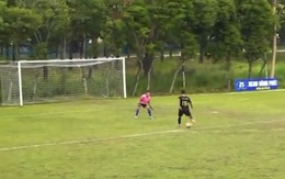 Đối mặt thủ môn, chàng trai sút kỹ thuật lừa luôn cả khán giả