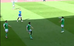 Cú sút phạt ‘knock-out' hai đồng đội gây cười nghiêng ngả