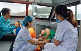 Xuồng cấp cứu tiếp cận, đỡ đẻ an toàn cho sản phụ ngay trên biển Vân Đồn