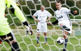 Tổng thống Pháp Macron ghi bàn đánh bại đội bóng của HLV Wenger