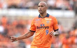 Tiền đạo Brazil ghi siêu phẩm kinh ngạc từ giữa sân ở J-League