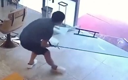 Chủ tiệm cắt tóc lao nhanh như chớp đỡ cửa kính cường lực đổ