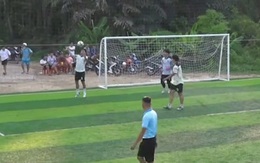 Thủ môn bị thủng lưới vì đồng đội xử lý bóng vụng về