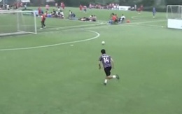 Thủ môn chạy ná thở với pha chuyền về phản lưới nhà của đồng đội