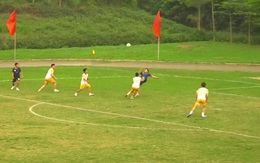 Siêu phẩm 'xe đạp chổng ngược' trên sân bóng phủi