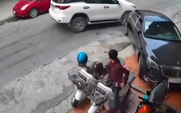 Mercedes-Maybach đỗ 'khoe đuôi' ra đường bị húc văng lên vỉa hè