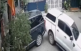 Hai ô tô lùi chạm đuôi nhau vỡ đèn hậu một cách khó tin