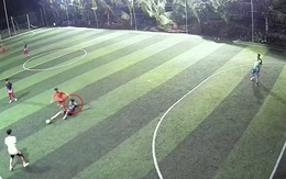 Chàng trai làm màu báo hại thủ môn thủng lưới
