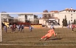 Đối thủ sút penalty lại 3 lần đều bị thủ môn bắt bài