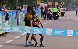 Runner gục ngã trên đường chạy được chàng trai hỗ trợ về đích