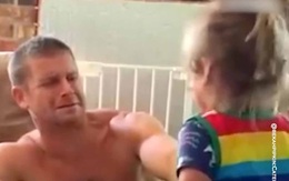 Bố dùng tuyệt chiêu dỗ con gái nín khóc một nốt nhạc