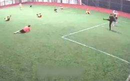 Đồng đội gục ngã trước pha phát bóng phản lưới nhà của thủ môn