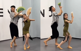 Bé gái múa 'Sứ thanh hoa' siêu cuốn