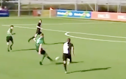 Cầu thủ vừa vào sân cướp bóng ghi bàn trong 8 giây