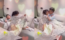 Bố cười mãn nguyện khi thấy con gái đắp chăn cho anh trai