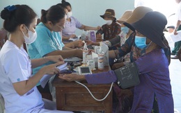 Bà con Phú Yên phấn khởi khi được trao quà, khám bệnh, cấp thuốc miễn phí