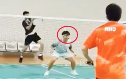 Cười đứng không nổi sau cú đập cầu vào đầu đồng đội