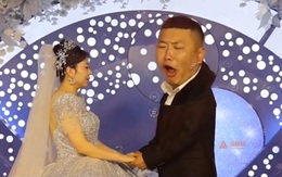 Chú rể tấu hài khi cụng ly uống rượu giao bôi với cô dâu