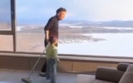 Cả nhà hốt hoảng vì mẹ trang điểm như trực thăng đổ bộ