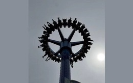 Chơi đu quay lộn đầu, 30 người 'trồng chuối' nửa giờ phải nhờ cứu hộ