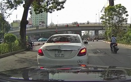 Tài xế lái Mercedes núp bóng cây tránh nắng khi chờ đèn đỏ