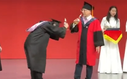 Sinh viên khui bia mời thầy khi lên nhận bằng tốt nghiệp