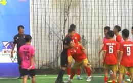 Cầu thủ nhí đòi solo với đối thủ, bị trọng tài dạy cho một bài học