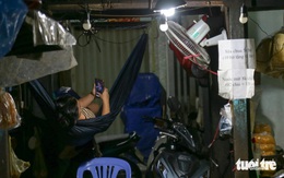 Chia ca ngủ, xếp chồng lên nhau mà sống giữa trung tâm Sài Gòn