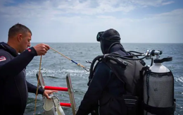 Nữ cảnh sát 20 tuổi đứng tạo dáng cạnh bờ biển ở Ukraine, thảm kịch ập đến