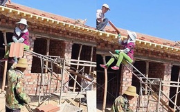 Sáng kiến chuyển gạch lên mái nhà tốn nhiều công