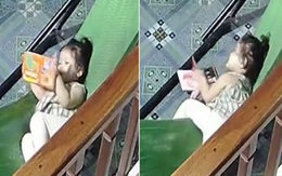 Mẹ hạnh phúc khi thấy con gái ngoan ngoãn tự chơi một mình