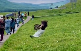 Cô gái trượt cỏ ngã dập mông vì nhí nhảnh