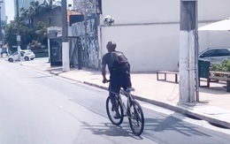Chàng trai vừa tâng bóng bằng đầu vừa chạy xe đạp siêu đỉnh