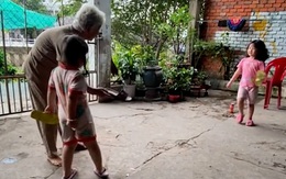 3 bà cháu chơi trò tạt lon