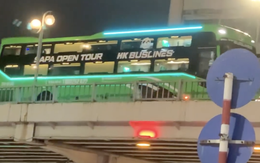 Tước bằng lái tài xế xe khách đi lùi trên cầu vượt ở Hà Nội