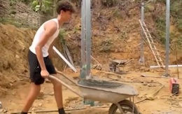 Du khách nước ngoài trải nghiệm 'tour phụ hồ' ở Việt Nam