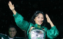 Phương Mỹ Chi lần đầu hát rock trong School Tour xuyên Việt Vũ trụ cò bay