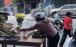 Người phụ nữ giật cô hồn bị hớt tay trên con gà cúng