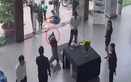 Nhóm 'cô hồn sống' khấn vái, đốt vàng mã giúp showroom ô tô