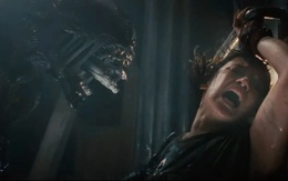 Bắt đền rạp chiếu vì con quá sợ quái vật không gian