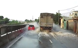 Tài xế ô tô 4 chỗ bị xe tải tắm nước mưa