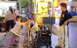 Cô gái sử dụng tuyệt chiêu tiền rơi để dụ khách ghé mua hàng