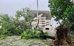 Khuôn viên sân Mỹ Đình tan hoang sau bão Yagi