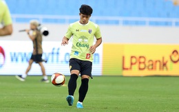 Cầu thủ tuyển Thái Lan đỡ hụt bóng vì mặt sân mấp mô sau bão