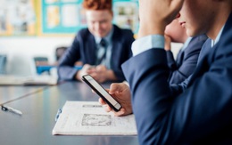 Cấm học sinh dùng điện thoại trong lớp: Phụ huynh bất lực sao lại kỳ vọng giáo viên?